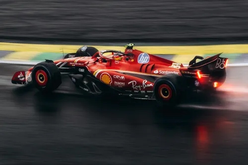 Foto reale di una Ferrari di Formula 1 sul bagnato, non tratta dal gioco.