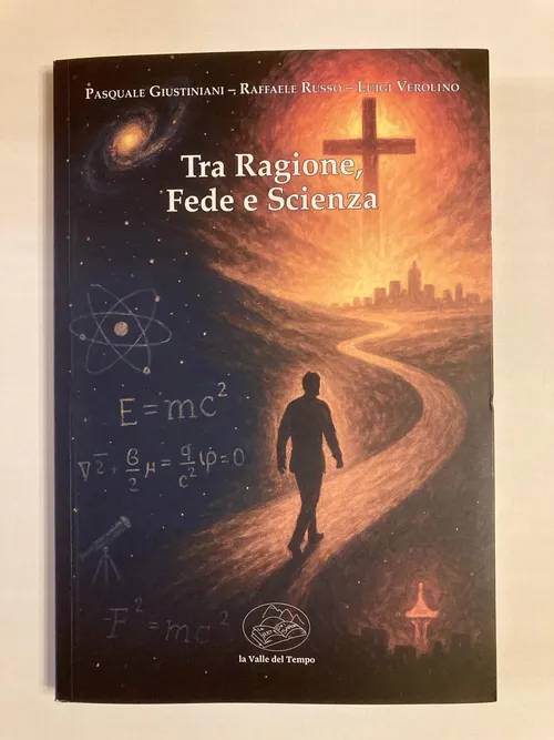 Copertina del libro 'Tra ragione, fede e scienza' con illustrazione di un uomo in cammino tra simboli scientifici, galassie e una grande croce luminosa all’orizzonte.