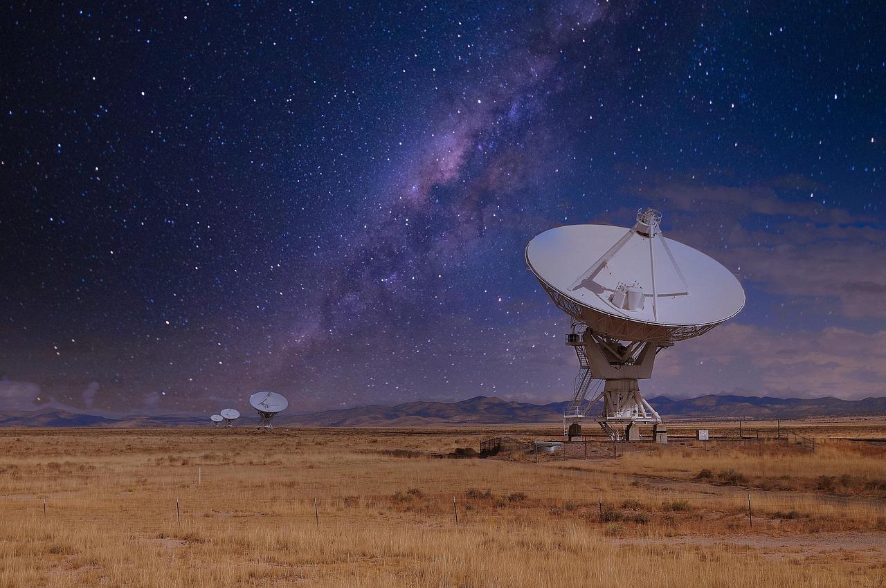 Array di radiotelescopi puntati verso la Via Lattea, simbolo della ricerca di segnali extraterrestri come il Wow! Signal e dello studio di 3I/ATLAS.