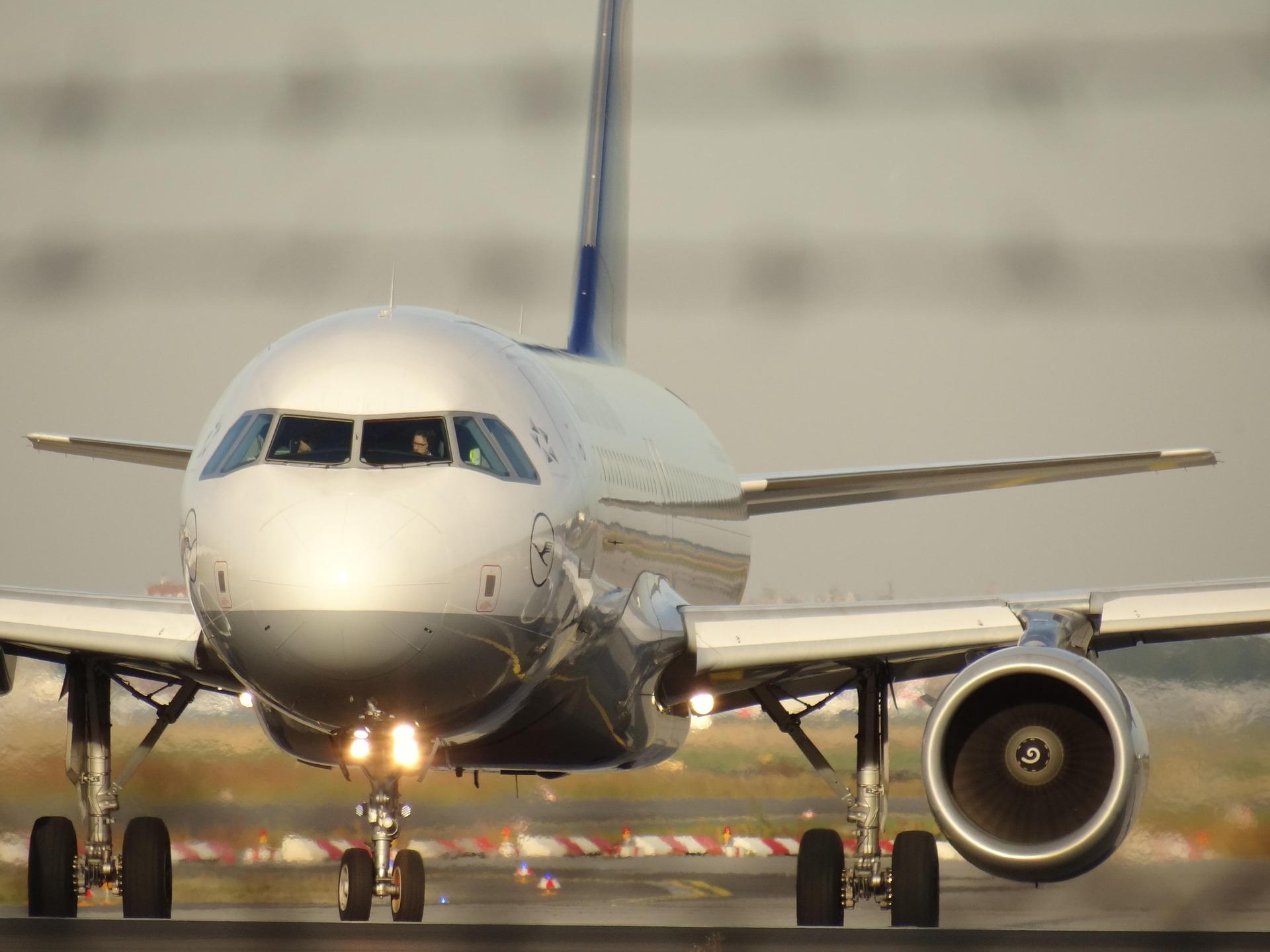 Aereo di linea Airbus A320 in primo piano sulla pista di un aeroporto