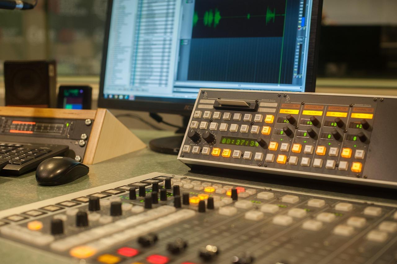 Console radio professionale con mixer audio e monitor di controllo, utilizzata per l’ascolto e l’analisi delle trasmissioni a onde corte.