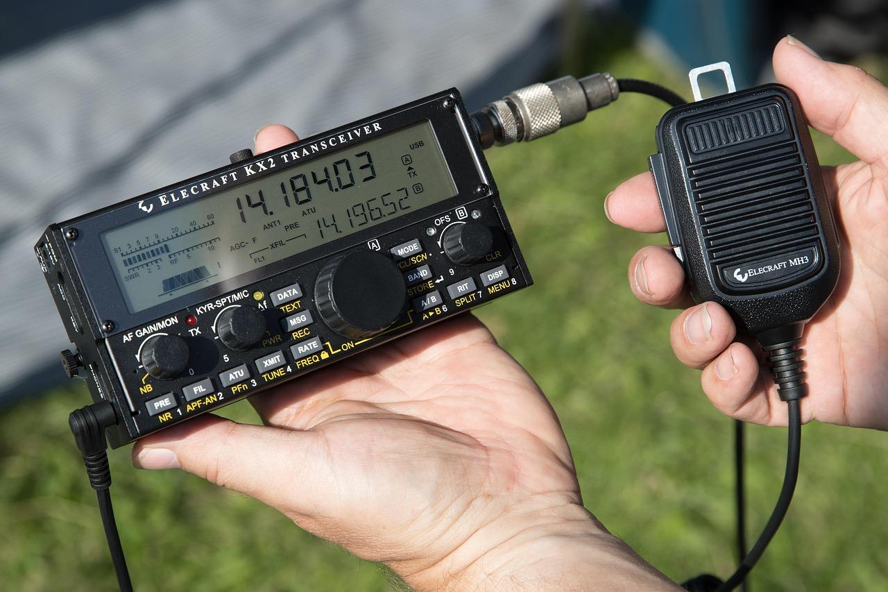 Ricetrasmettitore radio Elecraft KX2 usato dai radioamatori per comunicazioni in modi digitali.