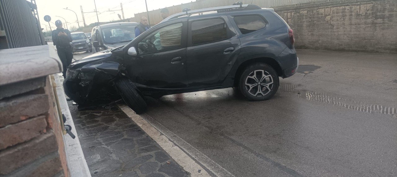 Recale, incidente in via Marianna Gadola: due auto coinvolte, traffico in tilt e intervento dei soccorsi